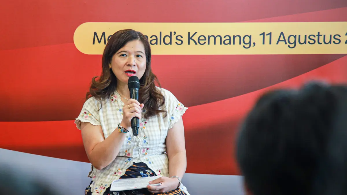 Associate Director of Marketing McDonald's Indonesia Caroline Kurniadjaja memperkenalkan menu baru saat Kampanye 'Ini Rasa Kita' di McDonald's (McD) Kemang, Jakarta, Selasa (11/08/2026). (Hanung Hambara/Jawa Pos)