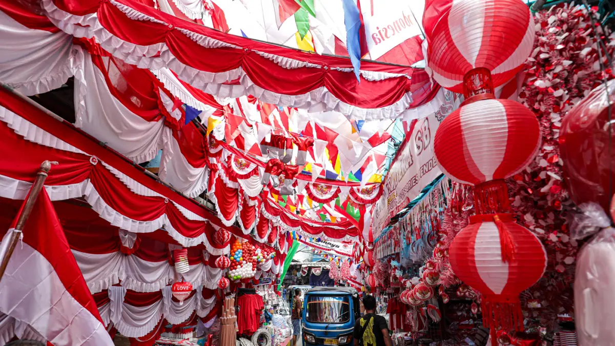 Bajaj memintaa diantara atribut dan pernak-pernik Hari Ulang Tahun (HUT) ke-81 Republik Indonesia yang dijual di Pasar Jatinegara, Jakarta, Jumat (7/8/2026). (Salman Toyibi/Jawa Pos)