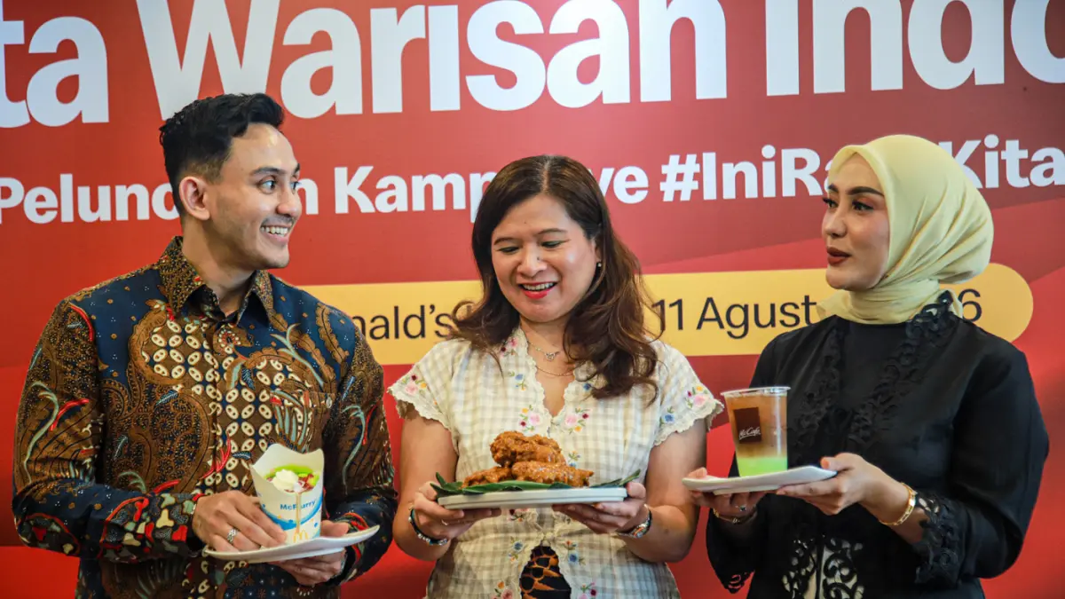 Dari kiri Chef Firhan, Dari kiri Associate Director of Marketing McDonald's Indonesia Caroline Kurniadjaja, dan Chef Lita memperkenalkan menu baru saat Kampanye 'Ini Rasa Kita' di McDonald's (McD) Kemang, Jakarta, Selasa (11/08/2026). (Hanung Hambara/Jawa