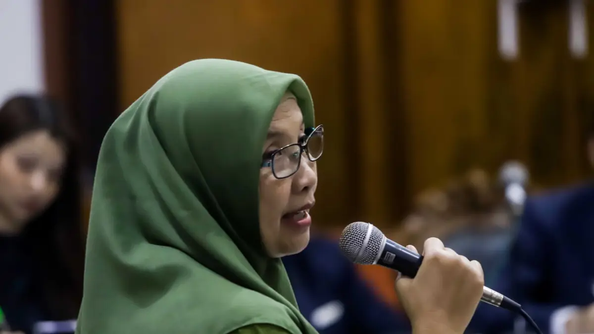 Indah Utami hadir sebagai saksi yang dihadirkan pihak tergugat dalam kasus Java Fortis di Pengadilan Negeri Surabaya, Rabu (12/8). (ALFIAN RIZAL/JAWA POS) - Image