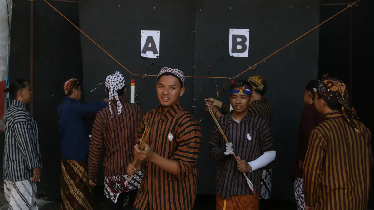 Nuansa tradisional begitu terasa dalam lomba jemparingan di Ngemplak Simongan. Peserta mengenakan pakaian lurik lengkap dengan blangkon,Kota Semarang,Minggu(9/8/2026)