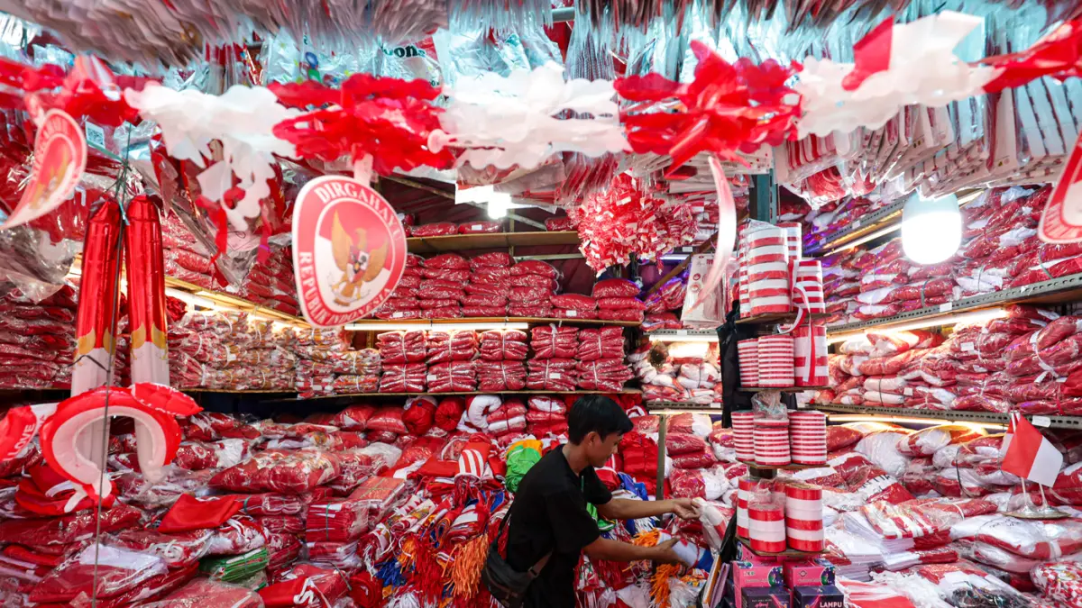 Pedagang menata atribut dan pernak-pernik Hari Ulang Tahun (HUT) ke-81 Republik Indonesia di Pasar Jatinegara, Jakarta, Jumat (7/8/2026). (Salman Toyibi/Jawa Pos)