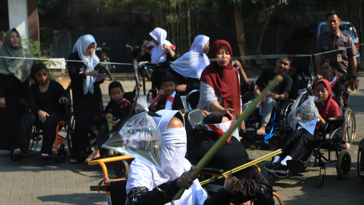 Pelajar didampingi guru mengikuti lomba memecahkan plastik berisi air di SLB Negeri Semarang, Tembalang, Semarang, Jawa Tengah, Selasa (11/8/2026)