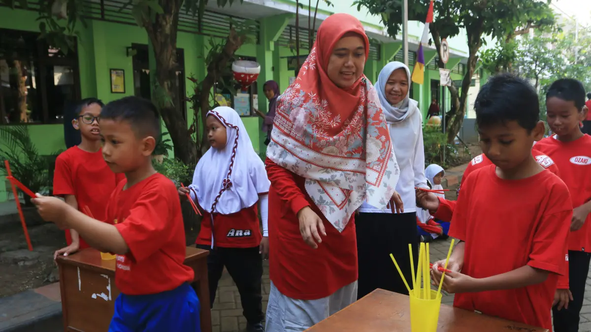 Pelajar mengikuti lomba memindahkan sedotan menggunakan sumpit di SLB Negeri Semarang, Tembalang, Semarang, Jawa Tengah, Selasa (11/8/2026)