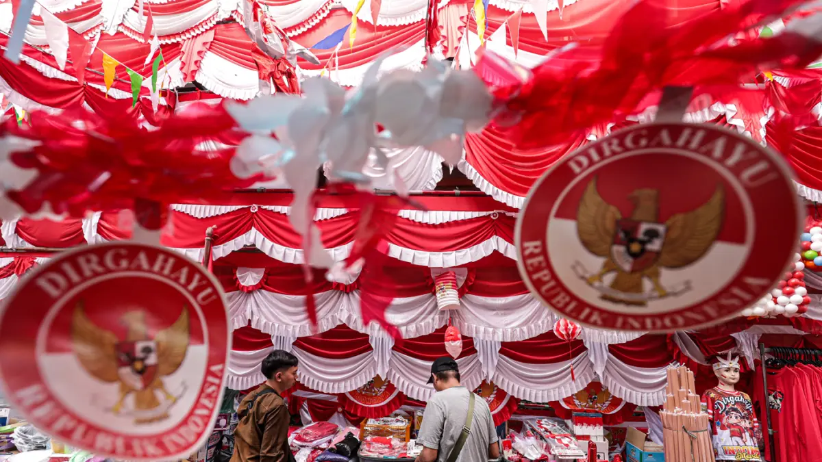 Pembeli yang memilih atribut dan pernak-pernik Hari Ulang Tahun (HUT) ke-81 Republik Indonesia di Pasar Jatinegara, Jakarta, Jumat (7/8/2026). (Salman Toyibi/Jawa Pos)
