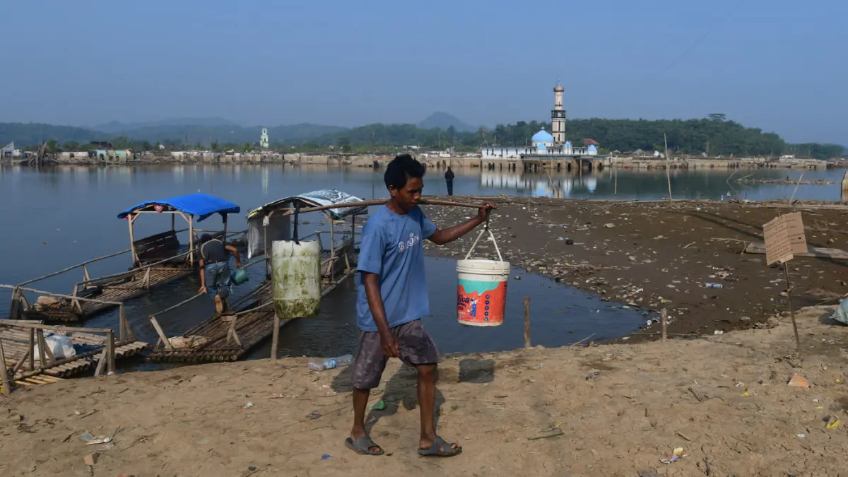 Penampakan permukiman yang kembali muncul di kawasan Bendungan Karian yang mengering di Kampung Somang, Lebak, Banten. (Dery Ridwansah/ JawaPos.com)