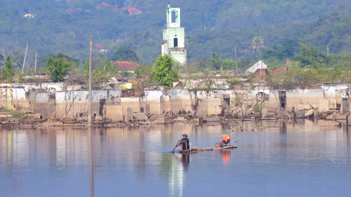 Penampakan permukiman yang kembali muncul di kawasan Bendungan Karian yang mengering di Kampung Somang, Lebak, Banten. (Dery Ridwansah/ JawaPos.com)