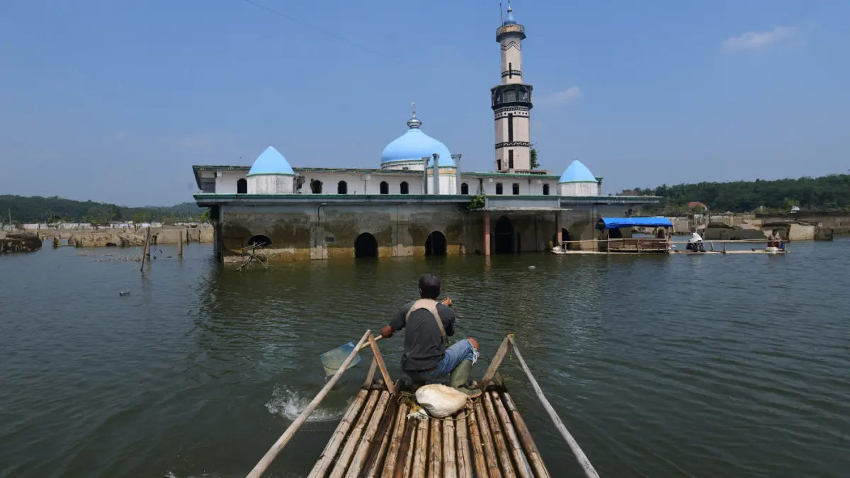 Penampakan permukiman yang kembali muncul di kawasan Bendungan Karian yang mengering di Kampung Somang, Lebak, Banten. (Dery Ridwansah/ JawaPos.com)
