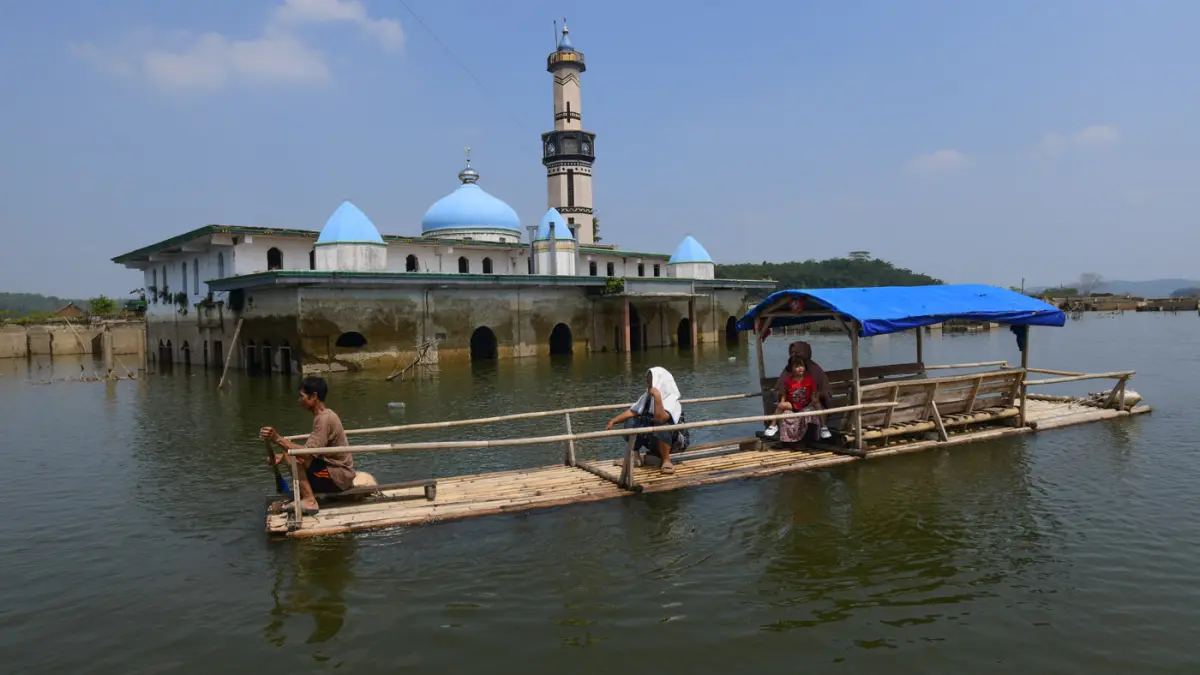 Penampakan permukiman yang kembali muncul di kawasan Bendungan Karian yang mengering di Kampung Somang, Lebak, Banten. (Dery Ridwansah/ JawaPos.com)