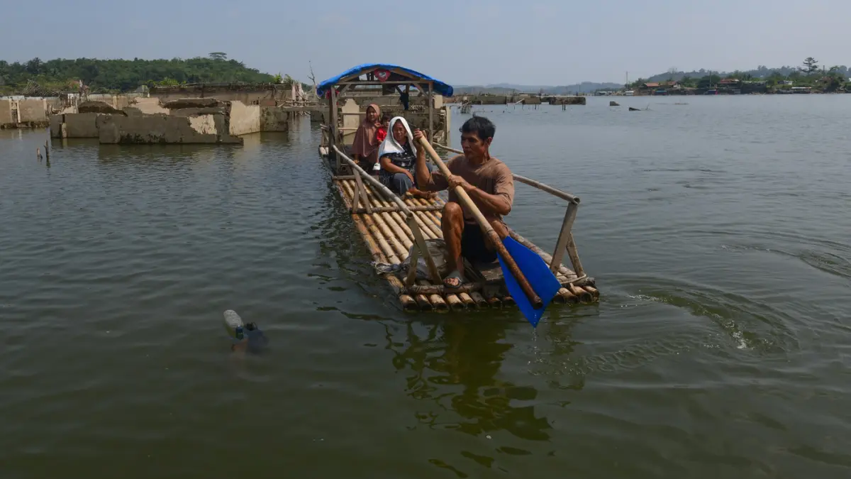 Penampakan permukiman yang kembali muncul di kawasan Bendungan Karian yang mengering di Kampung Somang, Lebak, Banten. (Dery Ridwansah/ JawaPos.com)