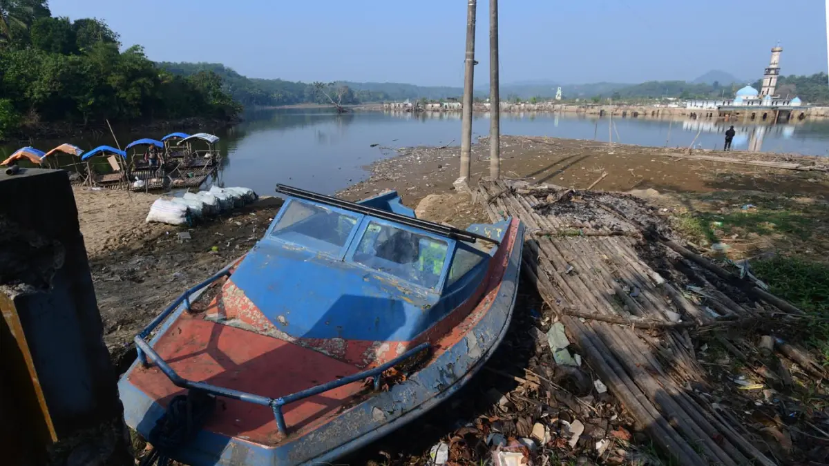 Penampakan permukiman yang kembali muncul di kawasan Bendungan Karian yang mengering di Kampung Somang, Lebak, Banten. (Dery Ridwansah/ JawaPos.com)