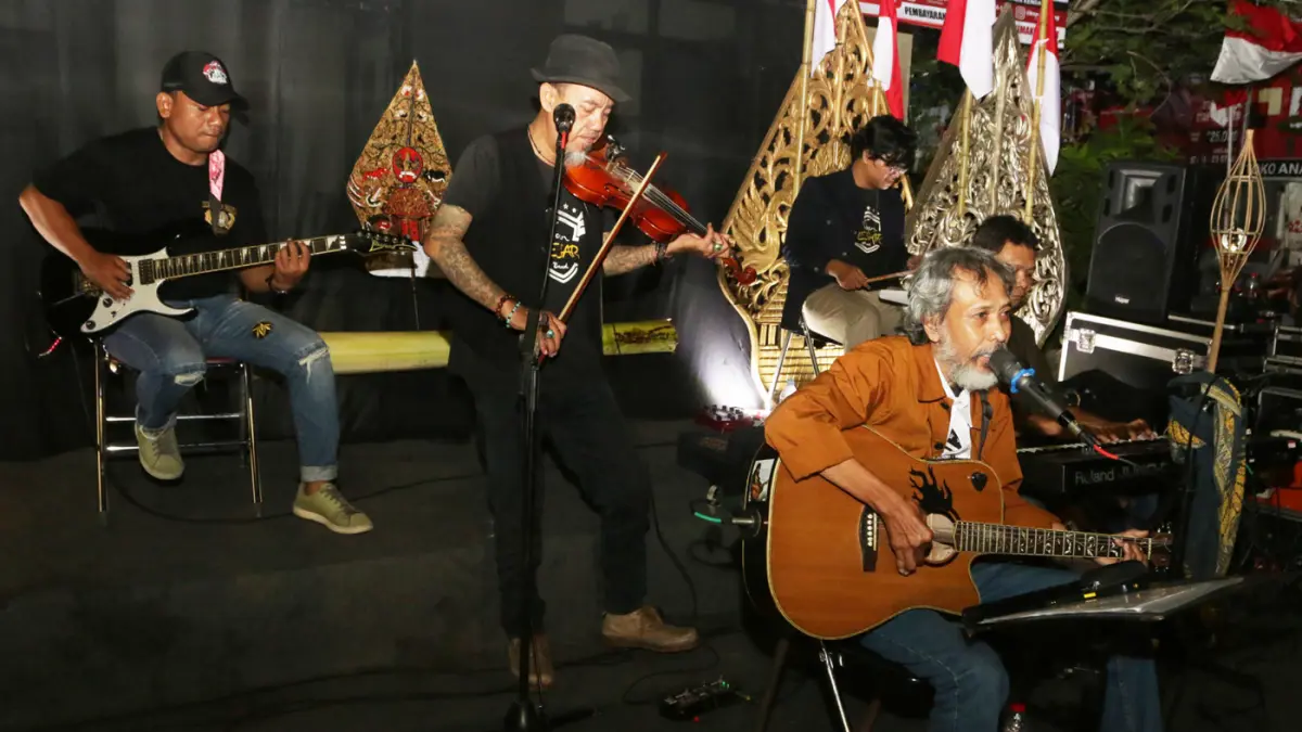 Penampilan Toean Besar dengan lagu-lagu Kritikan di Pajatan Budaya bertajuk Suara Kesadaran di halaman Kelurahan Pandansari,Kota Semarang, Sabtu (8/8/2026). (Nur Chamim/ Jawa Pos Radar Semarang)
