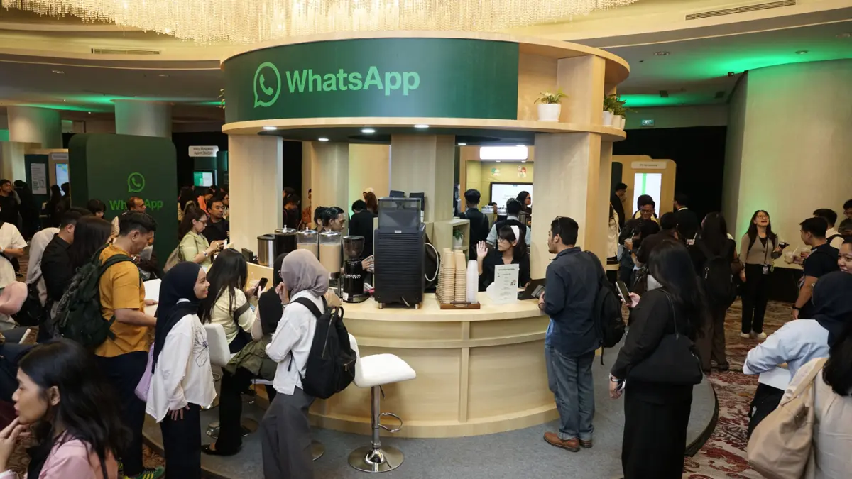 Pengunjung mencari informasi saat acara WhatsApp Business Summit Indonesia 2026 di Jakarta