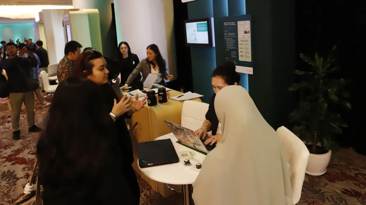 Pengunjung mencari informasi saat acara WhatsApp Business Summit Indonesia 2026 di Jakarta