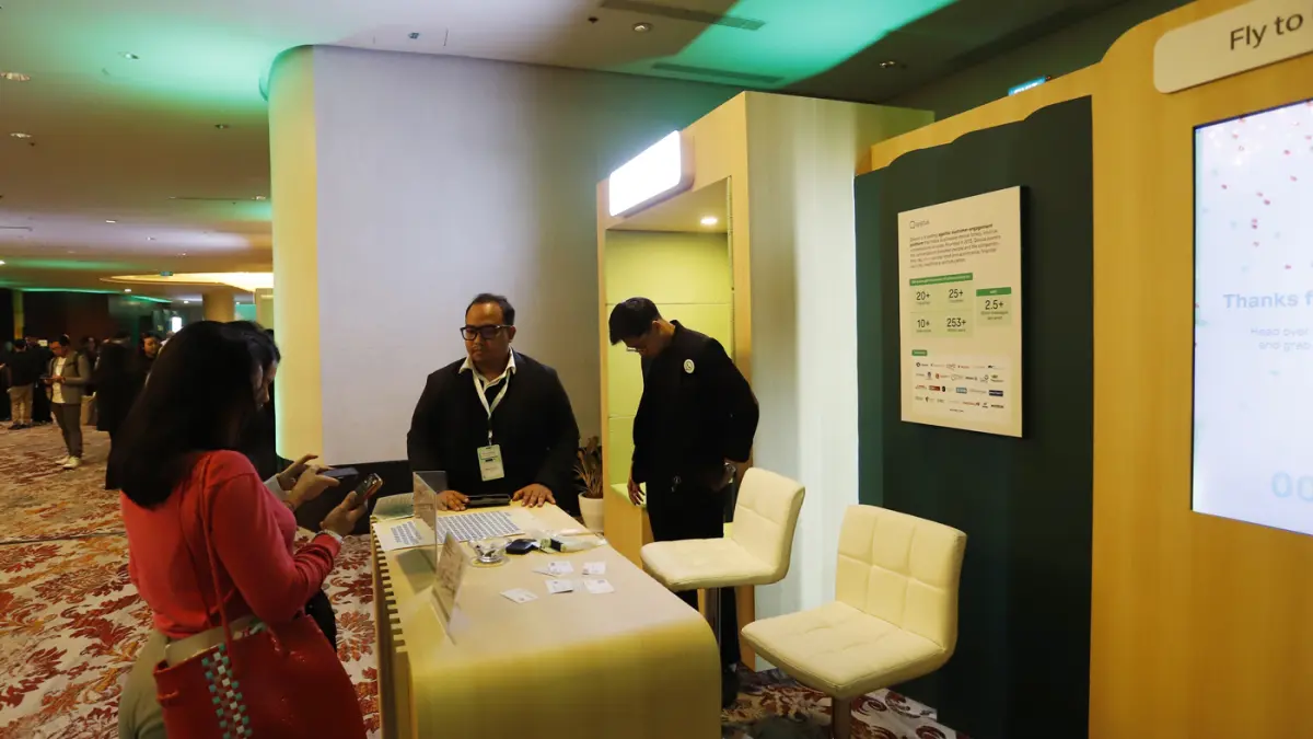 Pengunjung mencari informasi saat acara WhatsApp Business Summit Indonesia 2026 di Jakarta