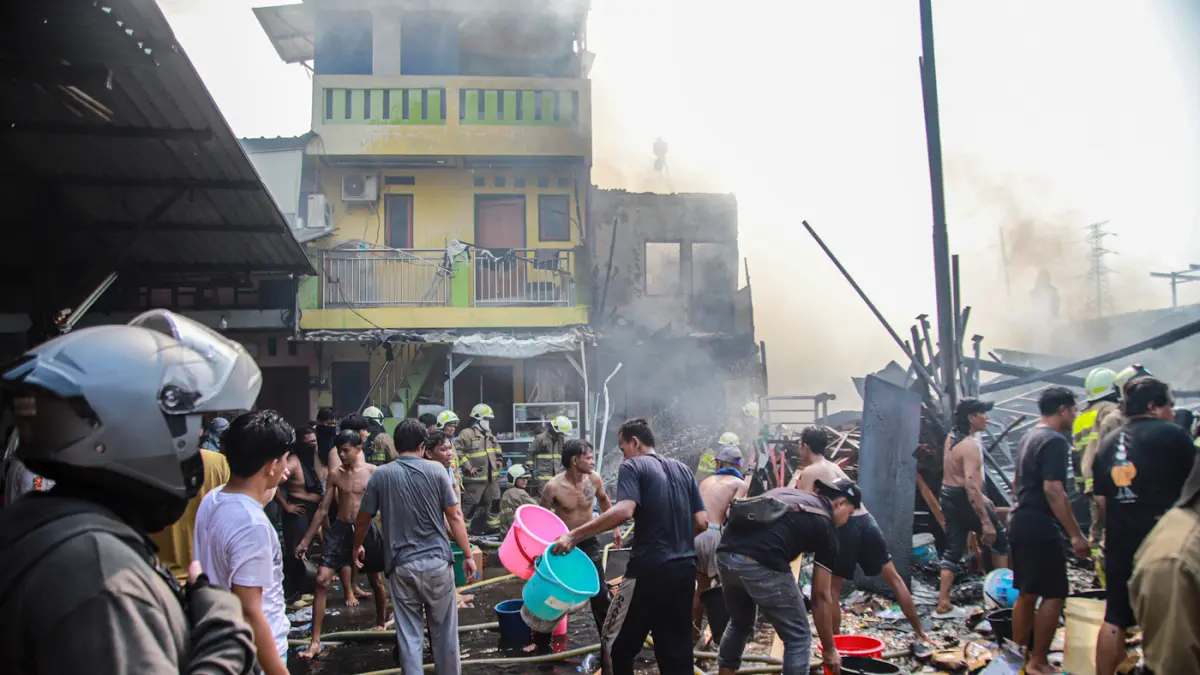 Petugas Pemadam Kebakaran menyemprotkan air di lokasi kebakaran di Kelurahan Kebon Melati, Kecamatan Tanah Abang, Jakarta, Selasa, (11/08/2026). (Hanung Hambara/Jawa Pos)