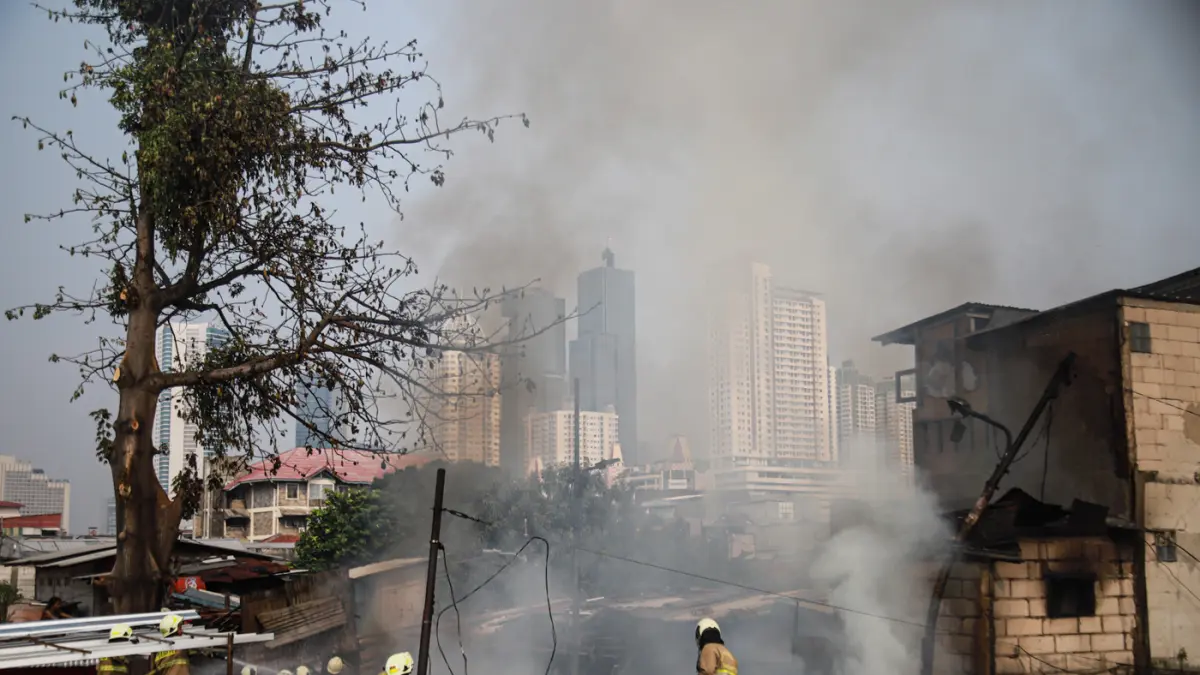 Petugas Pemadam Kebakaran menyemprotkan air di lokasi kebakaran di Kelurahan Kebon Melati, Kecamatan Tanah Abang, Jakarta, Selasa, (11/08/2026). (Hanung Hambara/Jawa Pos)
