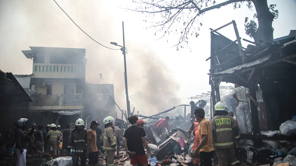 Petugas Pemadam Kebakaran menyemprotkan air di lokasi kebakaran di Kelurahan Kebon Melati, Kecamatan Tanah Abang, Jakarta, Selasa, (11/08/2026). (Hanung Hambara/Jawa Pos)