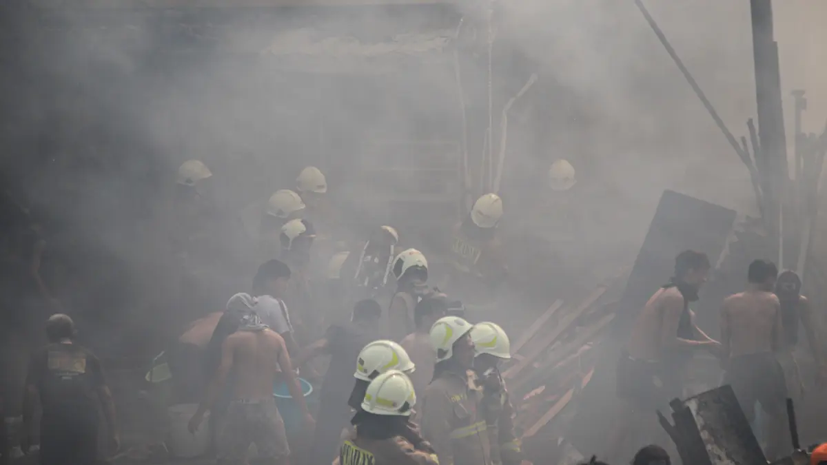 Petugas Pemadam Kebakaran menyemprotkan air di lokasi kebakaran di Kelurahan Kebon Melati, Kecamatan Tanah Abang, Jakarta, Selasa, (11/08/2026). (Hanung Hambara/Jawa Pos)