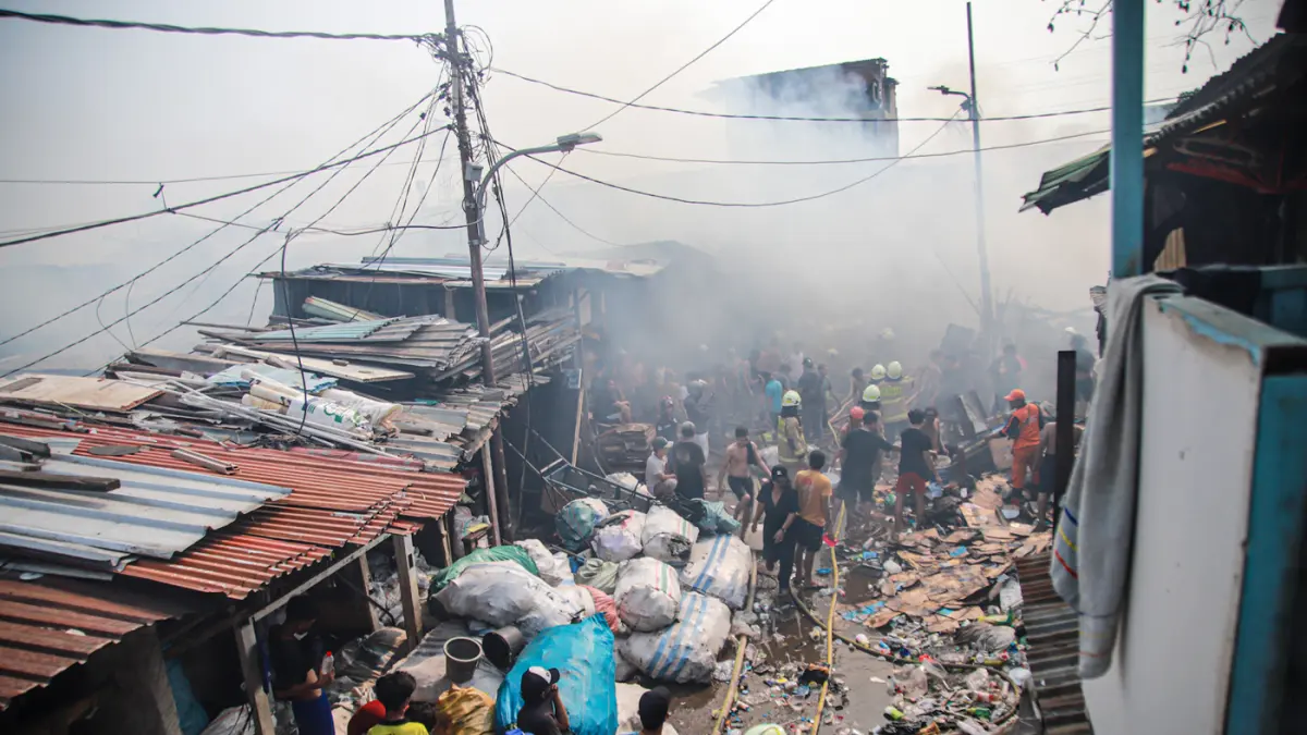 Petugas Pemadam Kebakaran menyemprotkan air di lokasi kebakaran di Kelurahan Kebon Melati, Kecamatan Tanah Abang, Jakarta, Selasa, (11/08/2026). (Hanung Hambara/Jawa Pos)