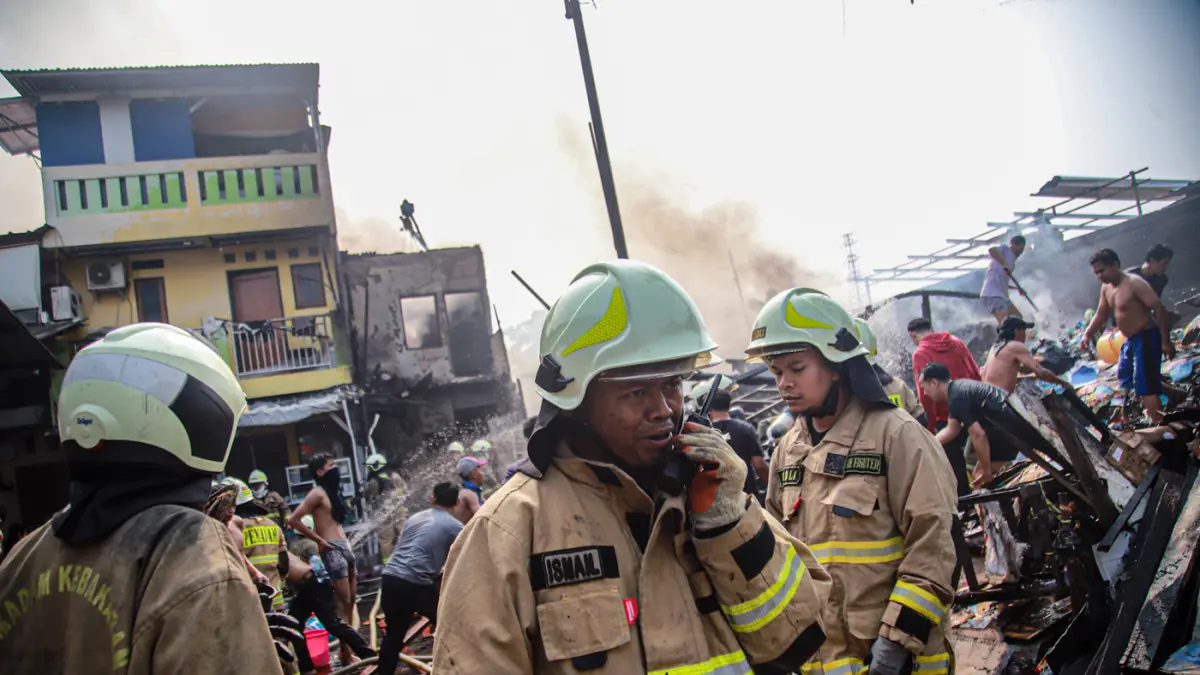 Petugas Pemadam Kebakaran menyemprotkan air di lokasi kebakaran di Kelurahan Kebon Melati, Kecamatan Tanah Abang, Jakarta, Selasa, (11/08/2026). (Hanung Hambara/Jawa Pos)