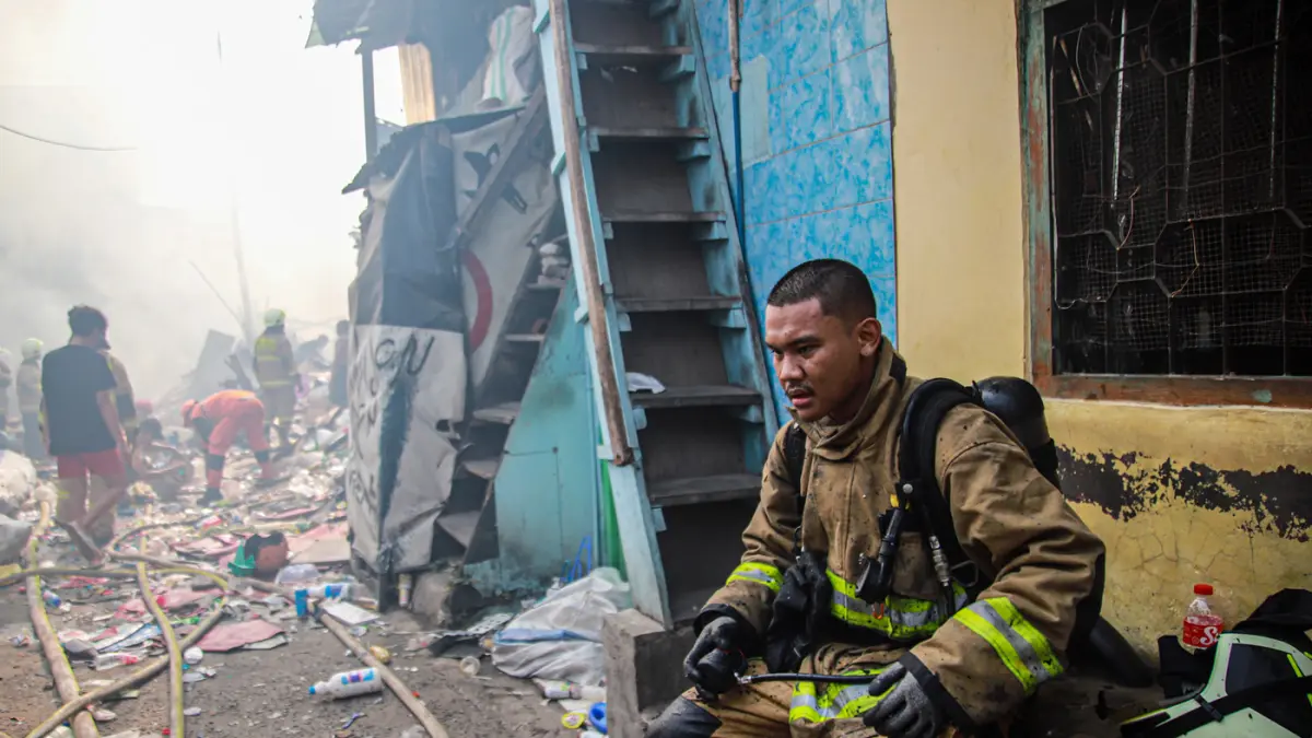 Petugas Pemadam Kebakaran menyemprotkan air di lokasi kebakaran di Kelurahan Kebon Melati, Kecamatan Tanah Abang, Jakarta, Selasa, (11/08/2026). (Hanung Hambara/Jawa Pos)
