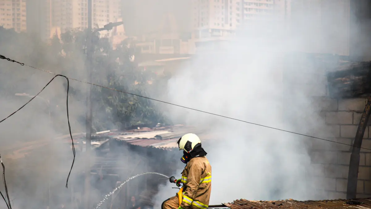 Petugas Pemadam Kebakaran menyemprotkan air di lokasi kebakaran di Kelurahan Kebon Melati, Kecamatan Tanah Abang, Jakarta, Selasa, (11/08/2026). (Hanung Hambara/Jawa Pos)