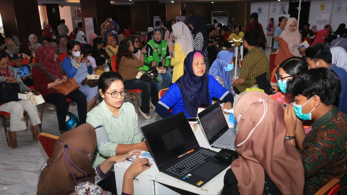 Sejumlah melakukan registrasi pemeriksaan kesehatan gratis di kompleks Balai Kota Semarang, Jawa Tengah, Selasa (11/8/2026)