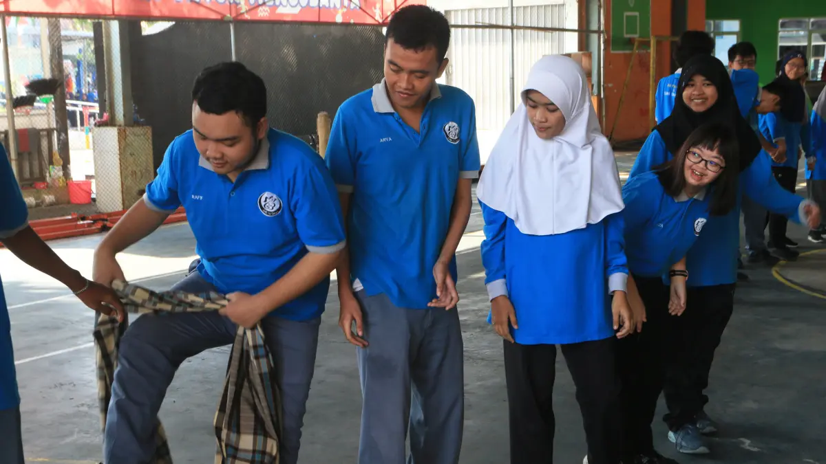 Sejumlah pelajar bekerja sama dalam lomba estafet sarung di SLB Negeri Semarang, Tembalang, Semarang, Jawa Tengah, Selasa (11/8/2026)