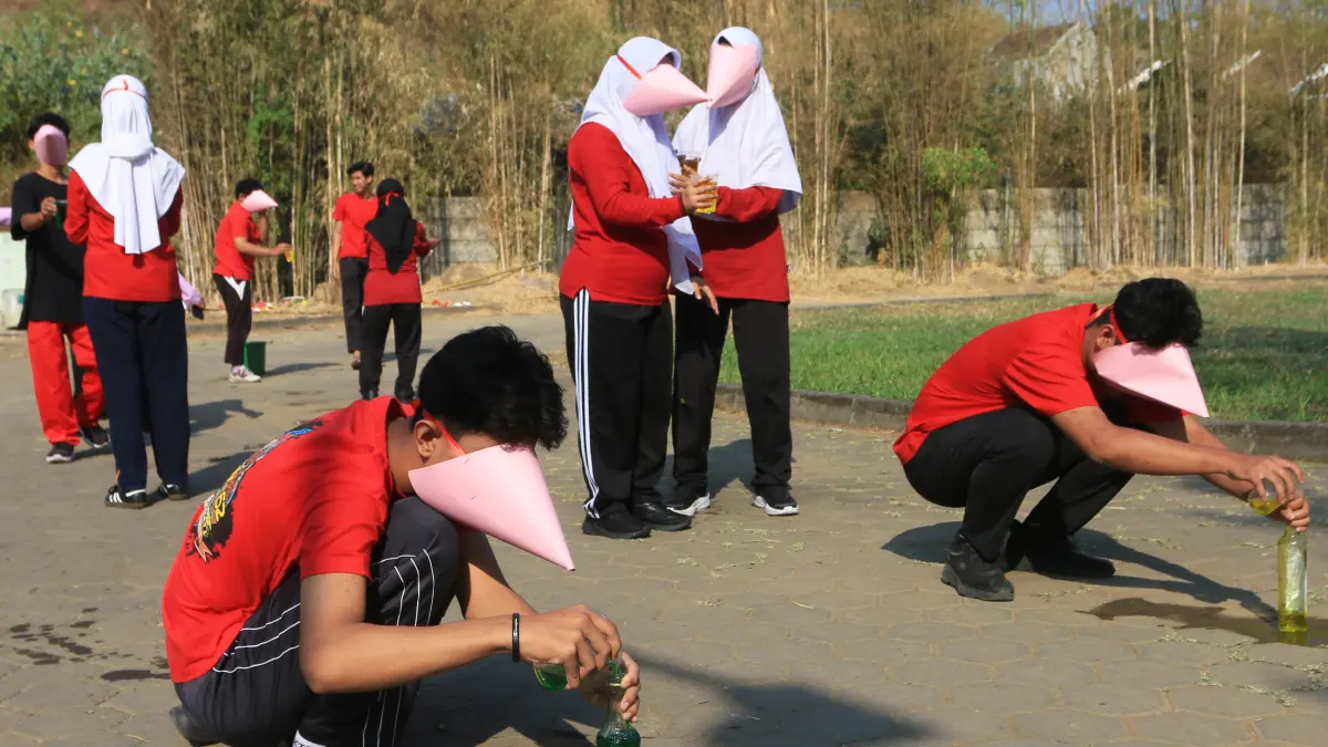 Sejumlah pelajar memasukkan air ke dalam botol dalam lomba estafet memindahkan air di SLB Negeri Semarang, Tembalang, Semarang, Jawa Tengah, Selasa (11/8/2026)