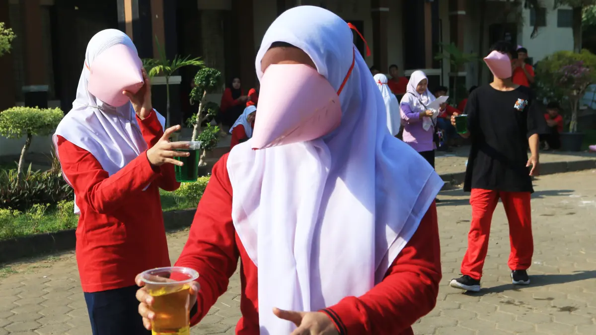 Sejumlah pelajar memasukkan air ke dalam botol dalam lomba estafet memindahkan air di SLB Negeri Semarang, Tembalang, Semarang, Jawa Tengah, Selasa (11/8/2026)