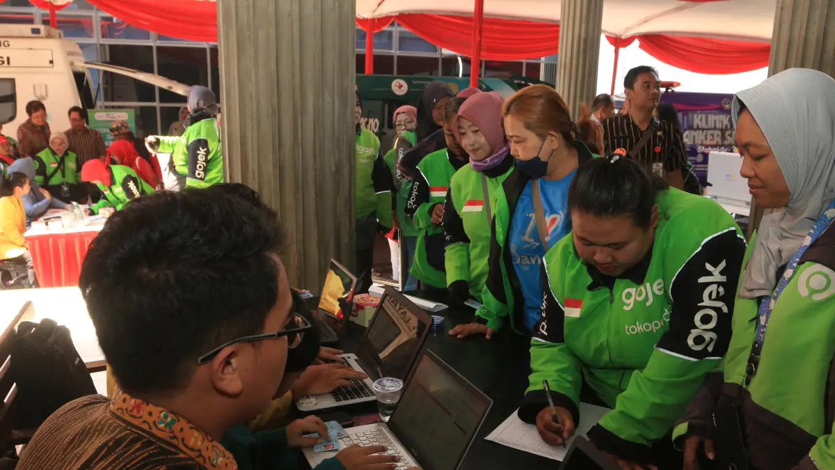 Sejumlah pengemudi ojek daring melakukan registrasi pemeriksaan kesehatan gratis di kompleks Balai Kota Semarang, Jawa Tengah, Selasa (11/8/2026)