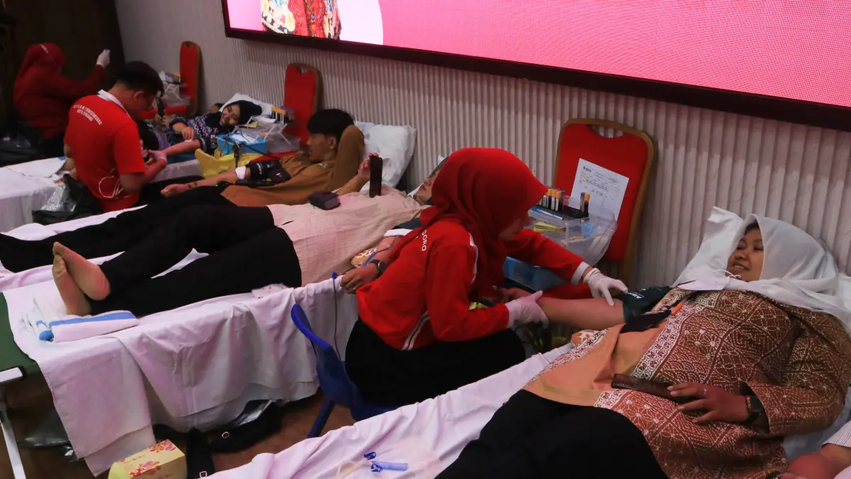 Sejumlah warga mengikuti donor darah dalam kegiatan pemeriksaan kesehatan gratis di kompleks Balai Kota Semarang, Jawa Tengah, Selasa (11/8/2026)