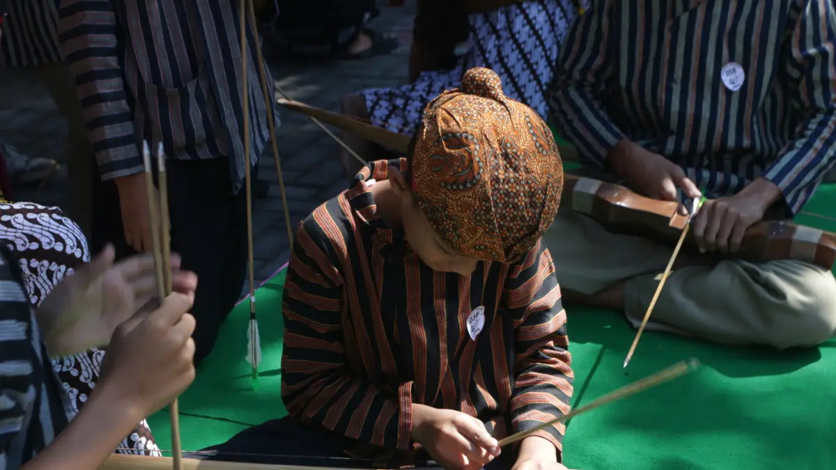 Tali busur ditarik perlahan, pandangan fokus ke sasaran di kejauhan,Kota Semarang,Minggu(9/8/2026)