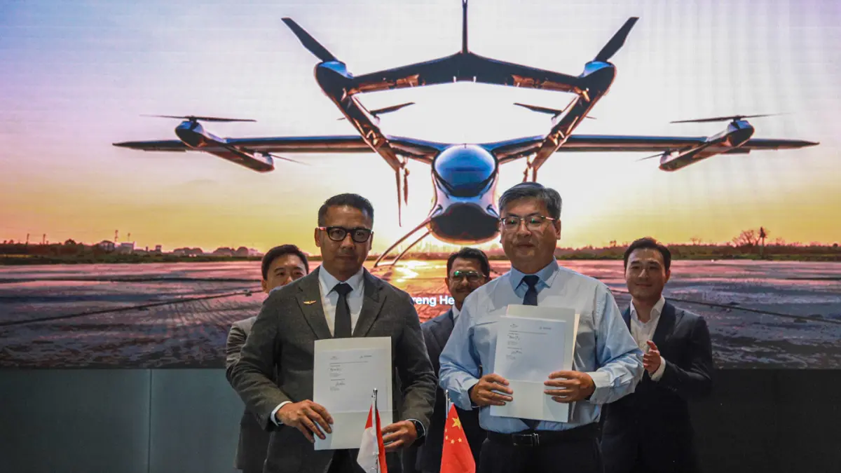 Dari kiri Vice President Autoflight Dingwen Lin, Chief Commercial Officer Whitesky Group, Ari Nurwanda, Founder Whitesky Group, Denon Prawiraatmadja, Senior Vice President AutoFlight Kellen Xie, President Director CBL Wu Zhihui berfoto usai LOI antara Whi