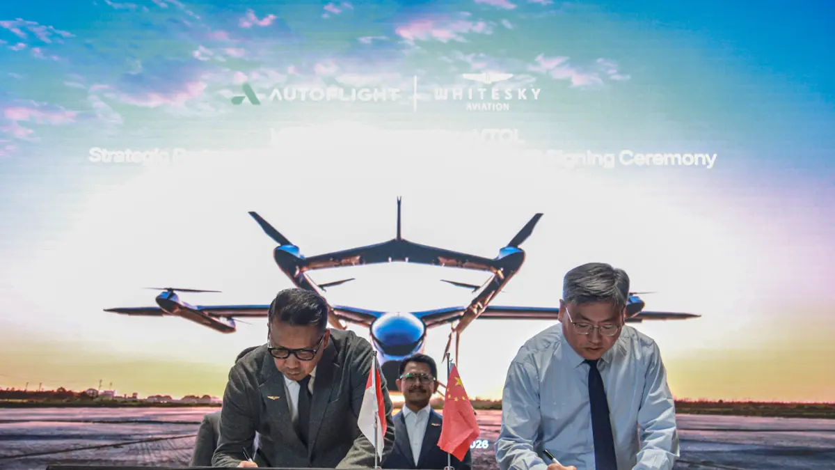Dari kiri Chief Commercial Officer Whitesky Group Ari Nurwanda, Senior Vice President AutoFlight Kellen Xie, menandatangani LOI antara Whitesky Aviation dan AutoFlight Siapkan 60 eVTOL di Bandara Soekarno-Hatta, Tangerang, Rabu (12/08/2026). (Hanung Hamba