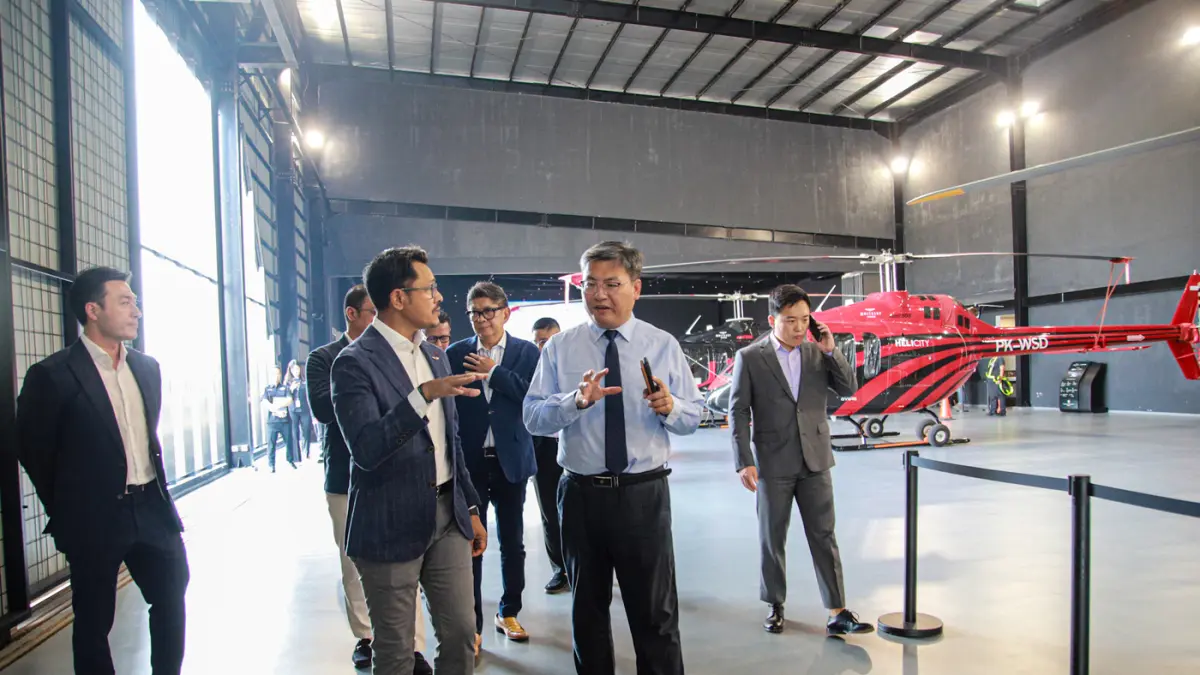 Founder Whitesky Group Denon Prawiraatmadja (dua kiri) bersama Senior Vice President AutoFlight Kellen Xie (dua kanan) melihat helikopter usai LOI antara Whitesky Aviation dan AutoFlight Siapkan 60 eVTOL di Bandara Soekarno-Hatta, Tangerang, Rabu (12/08/2