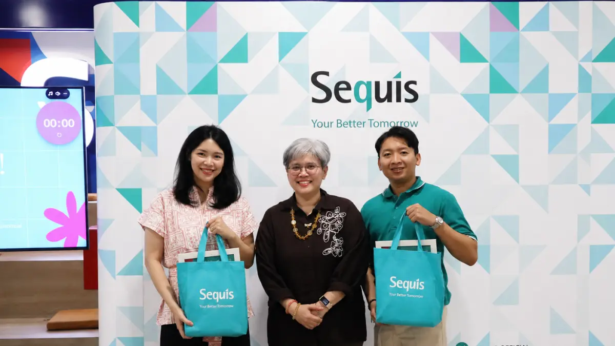 Agency Development Manager Sequis Life Andrew Tjengharwidjaja bersama Praktisi Growth Marketing Michelle Fno mendapatkan apresiasi dari Sequis Life yang diwakili Public Relations Manager Ineke Novianty Sinaga.