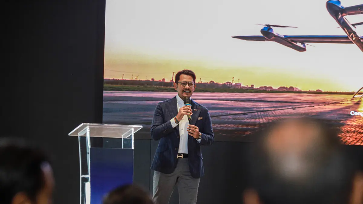 Founder Whitesky Group Denon Prawiraatmadja, menyampaikan sambutanya saat LOI antara Whitesky Aviation dan AutoFlight Siapkan 60 eVTOL di Bandara Soekarno-Hatta, Tangerang, Rabu (12/08/2026). (Hanung Hambara/Jawa Pos)