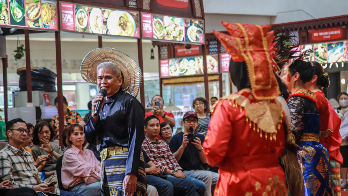 General Manager Mal Ciputra Jakarta Ferry Irianto menyampaikan sambutannya saat pembukaan Kampung Legendaris Mall Ciputra Jakarta, Rabu (12/08/2026). (Hanung Hambara/Jawa Pos)