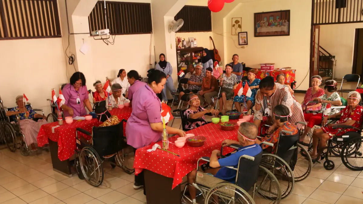 Lansia memilih sedotan bersama perawat kesehatan Lomba memperingati HUT ke-81 Kemerdekaan RI di Panti Werdha Pengayoman,Kota Semarang,Rabu(12/8/2026)