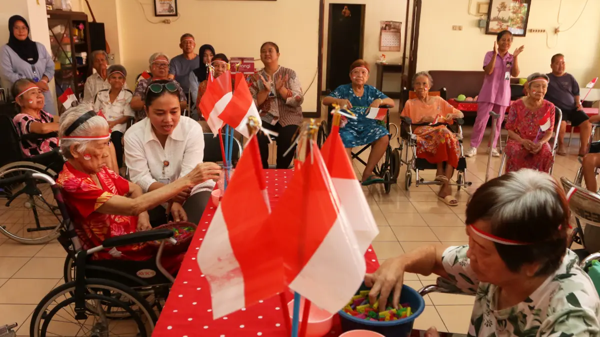 Lansia memilih sedotan bersama perawat kesehatan Lomba memperingati HUT ke-81 Kemerdekaan RI di Panti Werdha Pengayoman,Kota Semarang,Rabu(12/8/2026)