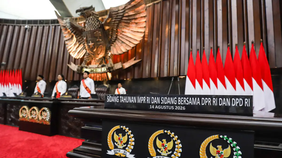 Pegawai melakukan gladi bersih persiapan pidato Presiden di Kompleks Parlemen, Senayan, Jakarta, Kamis (13/8/2026). (Salman Toyibi/Jawa Pos)