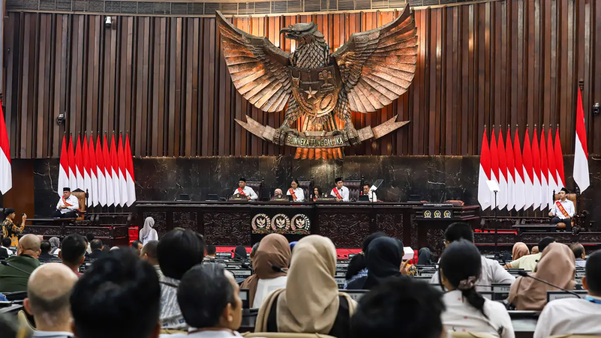 Pegawai melakukan gladi bersih persiapan pidato Presiden di Kompleks Parlemen, Senayan, Jakarta, Kamis (13/8/2026). (Salman Toyibi/Jawa Pos)