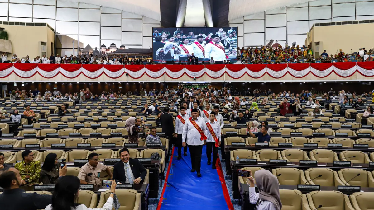 Pegawai melakukan gladi bersih persiapan pidato Presiden di Kompleks Parlemen, Senayan, Jakarta, Kamis (13/8/2026). (Salman Toyibi/Jawa Pos)