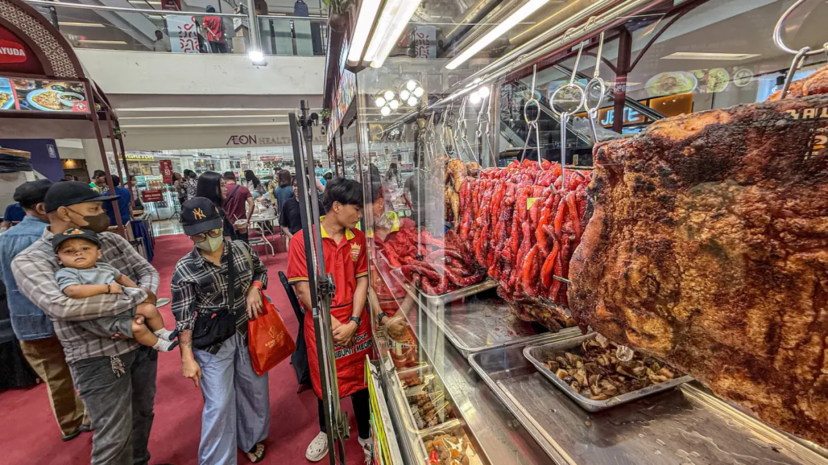 Pengunjung memilih ragam kuliner di Kampung Legendaris Mall Ciputra Jakarta, Rabu (12/08/2026). (Hanung Hambara/Jawa Pos)