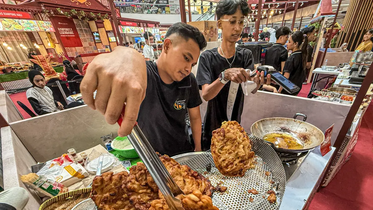 Pengunjung memilih ragam kuliner di Kampung Legendaris Mall Ciputra Jakarta, Rabu (12/08/2026). (Hanung Hambara/Jawa Pos)