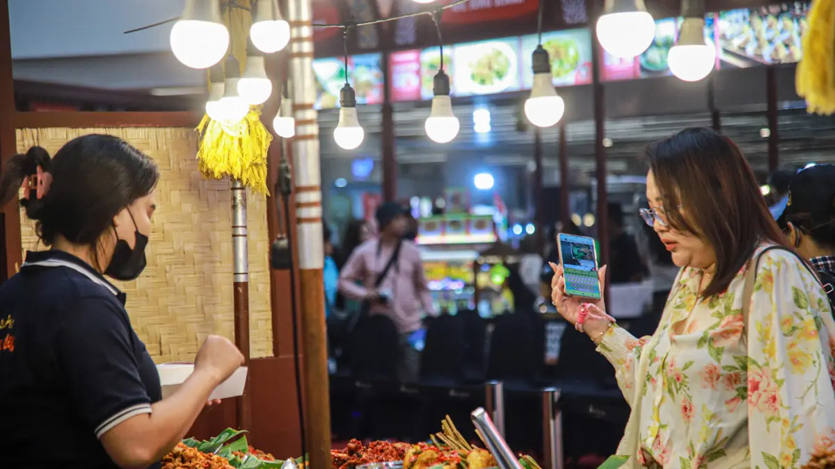 Pengunjung memilih ragam kuliner di Kampung Legendaris Mall Ciputra Jakarta, Rabu (12/08/2026). (Hanung Hambara/Jawa Pos)