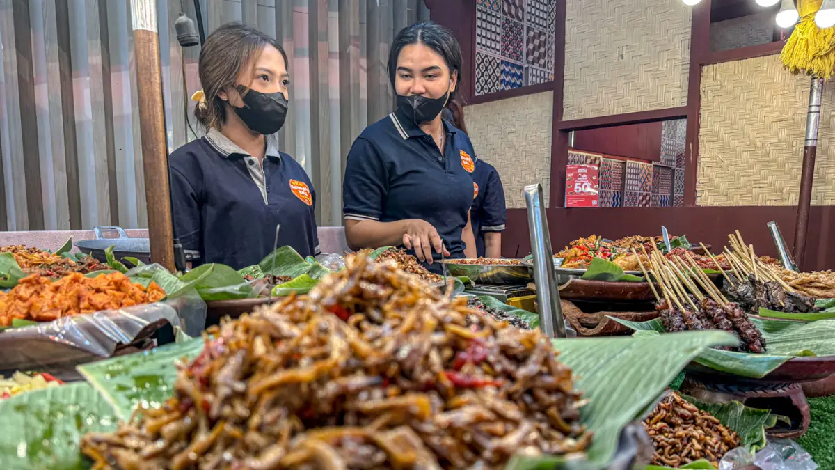 Pengunjung memilih ragam kuliner di Kampung Legendaris Mall Ciputra Jakarta, Rabu (12/08/2026). (Hanung Hambara/Jawa Pos)