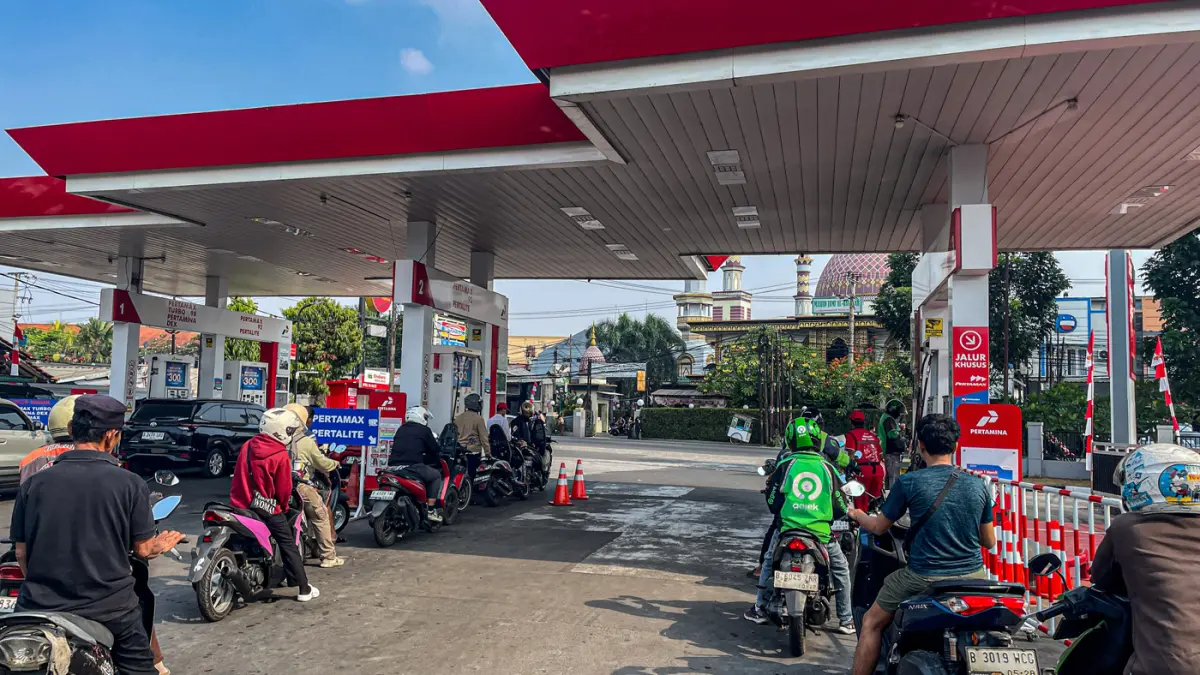 Petugas mengisi bahan bakar minyak (BBM) Bersubsidi di salah satu SPBU di Depok, Jawa Barat, Rabu (12/8/2026). (Salman Toyibi/Jawa Pos)
